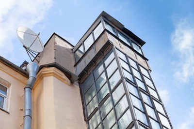 Ascensor exterior en edificio